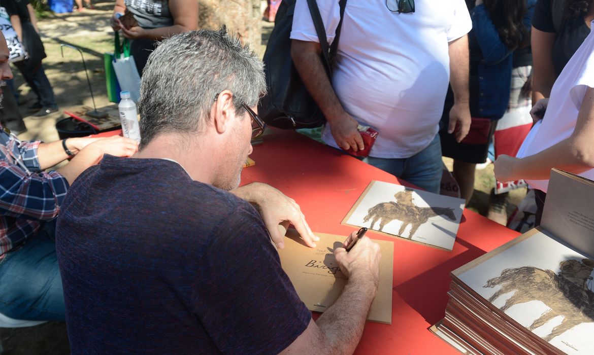 Paraty (RJ) - Escritor Maurício Meirelles autografa livro na Praça da Matriz durante a Flipinha  (Tomaz Silva/Agência Brasil)