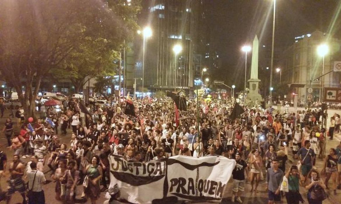 Centro de BH reúne milhares em protesto contra Temer