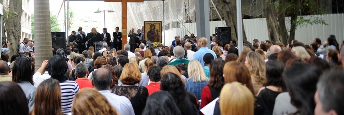 O prefeito do Rio de Janeiro, Eduardo Paes, recebeu hoje (10) na prefeitura, a Cruz Peregrina e o Ícone de Nossa Senhora, símbolos religiosos para a Jornada Mundial da Juventude (JMJ)