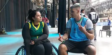 Rebeca Soares ao lado do jornalista Mauricio Costa