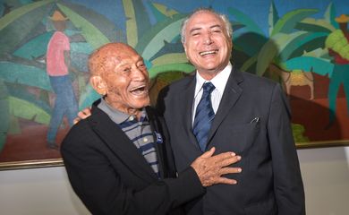 Brasília - O presidente interino Michel Temer recebe o fotógrafo Gervásio Baptista no Palácio do Planalto (José Cruz/Agência Brasil)