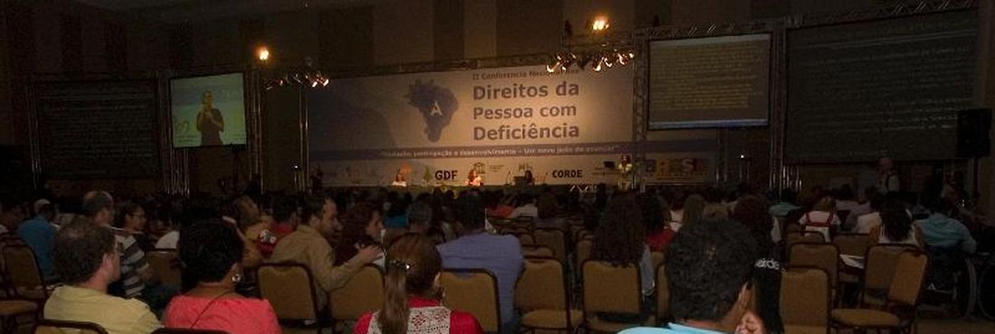 A Escola Estadual de Ensino Fundamental Clarisse Fecury, situada na periferia de Rio Branco, atende crianças com deficiência físicas e neurológicas e segue uma orientação pedagogica criativa.