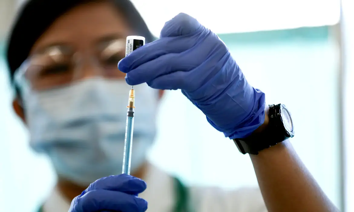 Vacina da Pfizer-BioNTech contra Covid-19 é preparada para aplicação em Tóquio - Olimpíada- vacina - China
