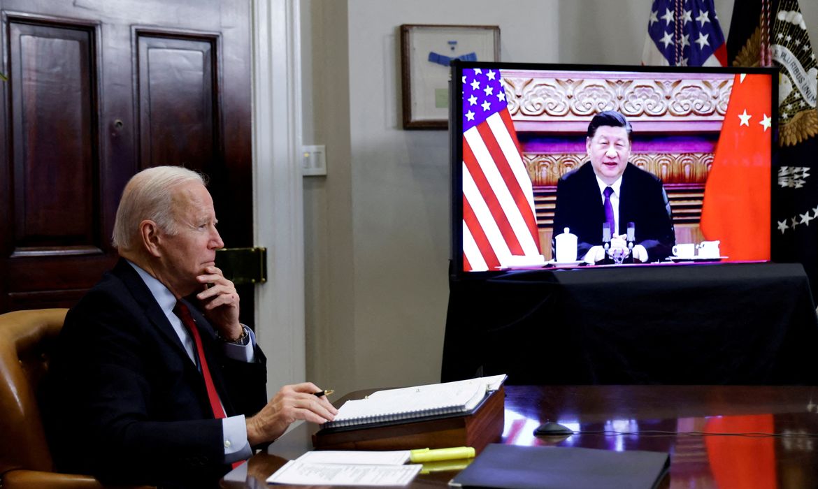 Presidente dos EUA, Joe Biden, conversa virtualmente com o líder chinês, Xi Jinping, na Casa Branca, em Washington, EUA