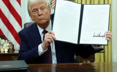 U.S. President Donald Trump holds a signed executive order on cryptocurrencies, in the Oval Office of the White House, in Washington, U.S., January 23, 2025.   Reuters/Kevin Lamarque/Proibida reprodução