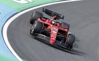 O piloto Charles Leclerc, da Ferrari, em ação durante os treinos para o Grande Prêmio da Holanda.REUTERS/Yves Herman