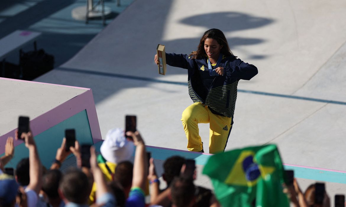 Rayssa Leal celebra medalha no skate com torcida brasileira
 28/7/2024     REUTERS/Pilar Olivares