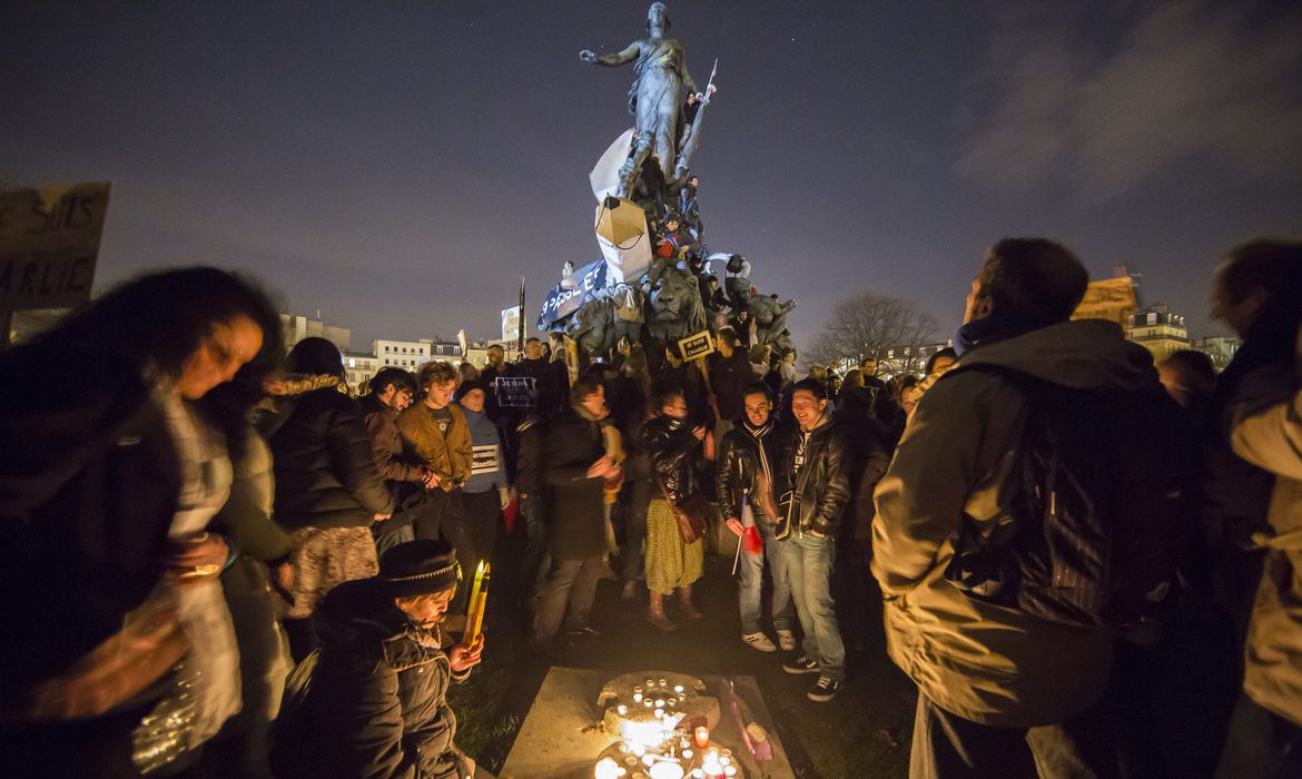 Manifestação contra o terrorismo reúne milhões na França e avança pela noite  EPA/Ian Langsdon/Agência Lusa/Direitos Reservados