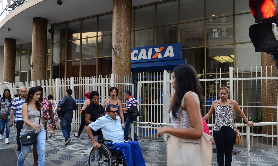 São Paulo - As agências da Caixa Econômica Federal antecipam em duas horas o atendimento aos clientes devido aos saques das contas inativas do Fundo de Garantia do Tempo de Serviço (Rovena Rosa/Agência Brasil)
