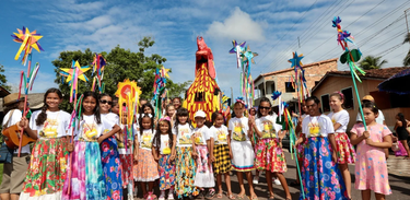 Crianças no cordão do galo na ilha de marajó