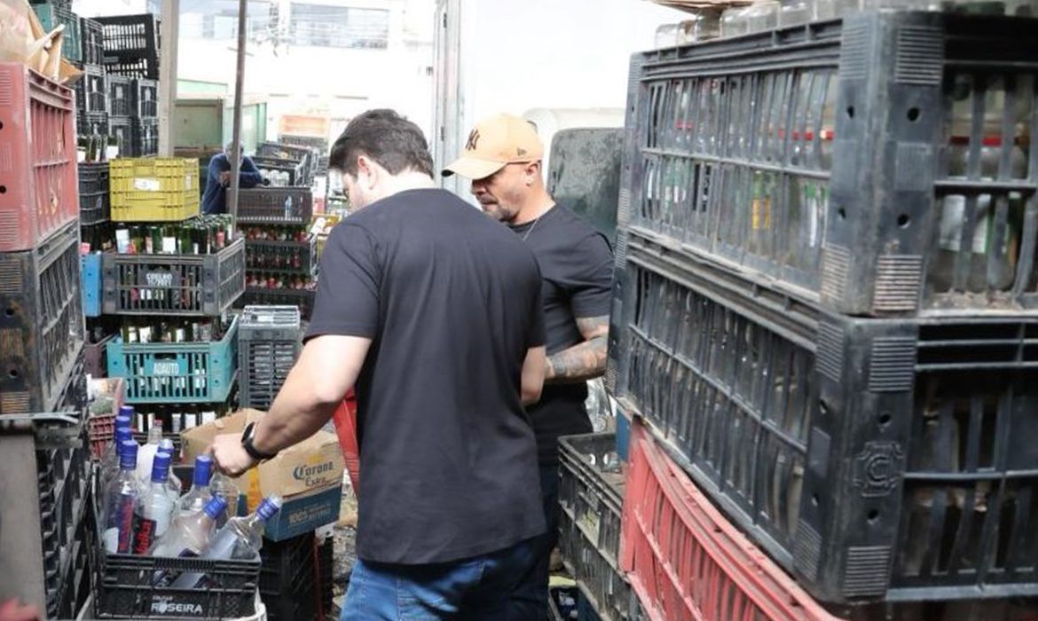São Paulo (SP), 14/10/2025 - A Polícia Civil de São Paulo realiza uma operação contra uma rede criminosa que adulterava e falsificava bebidas alcoólicas em várias cidades do estado. A Operação Poison Source (Fonte do Veneno) faz parte das ações do gabinete de crise do Governo de São Paulo para combater casos de intoxicação por metanol. Ela teve início após a prisão de um homem no dia 03 de outubro, quando as ações de fiscalização foram intensificadas, identificado como um dos maiores falsificadores do Brasil. Foto: Governo de SP/Divulgação