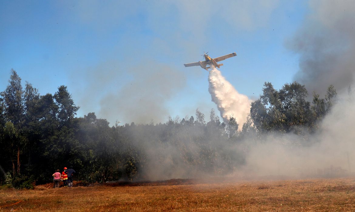 A firefighting plane dumps water on a forest fire next to Fontao, Portugal September 6, 2019. REUTERS/Rafael Marchante