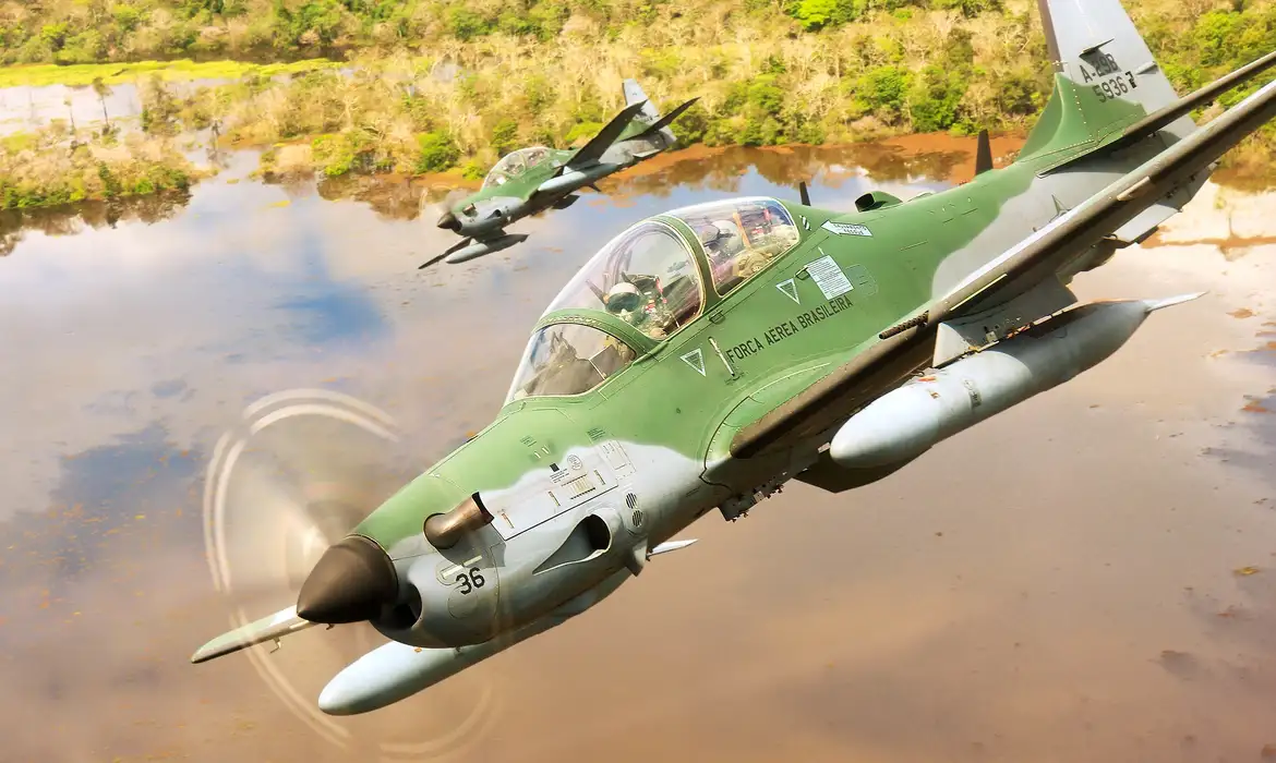 FAB envia aeronave E-99 e jatos A-29 Super Tucano para interceptar voo. 