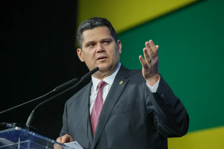 Fabio Rodrigues-Pozzebom/ Agência Brasil Brasília (DF) 20/05/2025 O presidente do Senado, Davi Alcolumbre, participa da abertura 26ª Marcha a Brasília em Defesa dos Municípios. Foto: Fabio Rodrigues-Pozzebom/ Agência Brasil