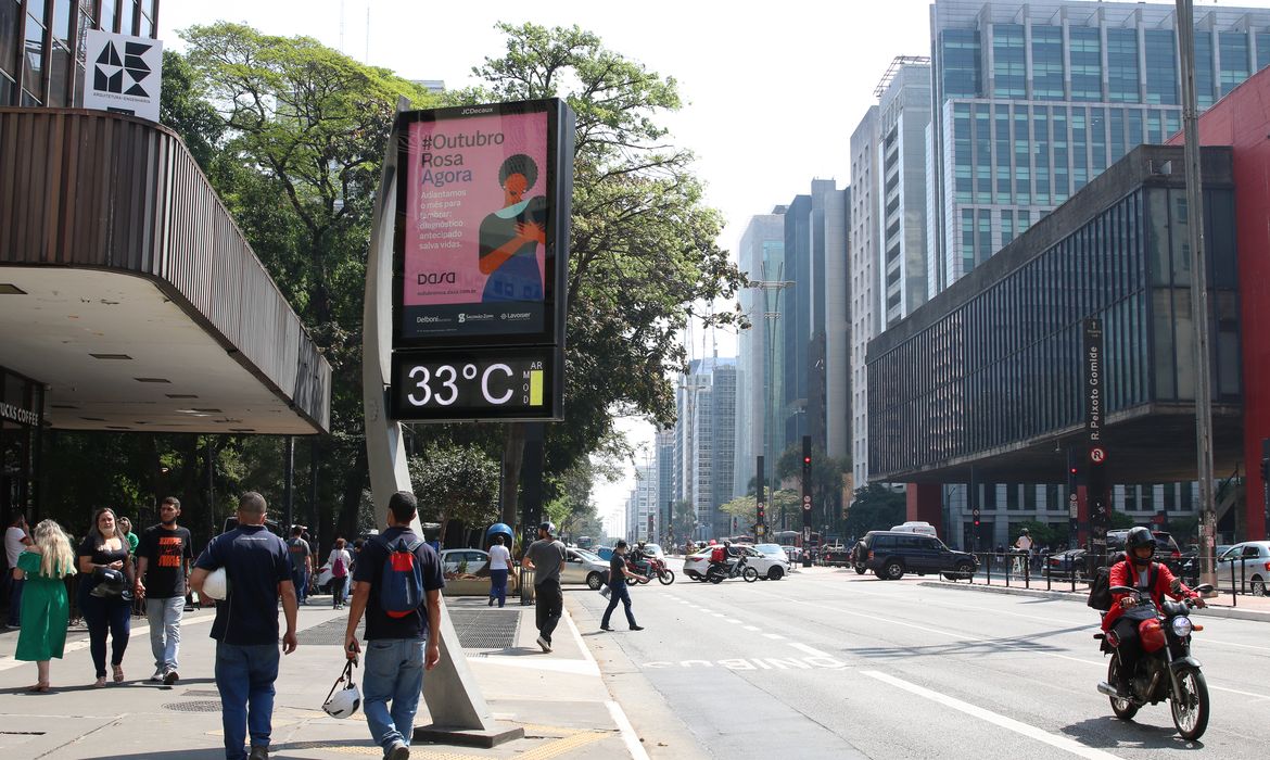 Termômetros marcam 33ºC graus e a qualidade do ar é considerada moderada na Avenida paulista.