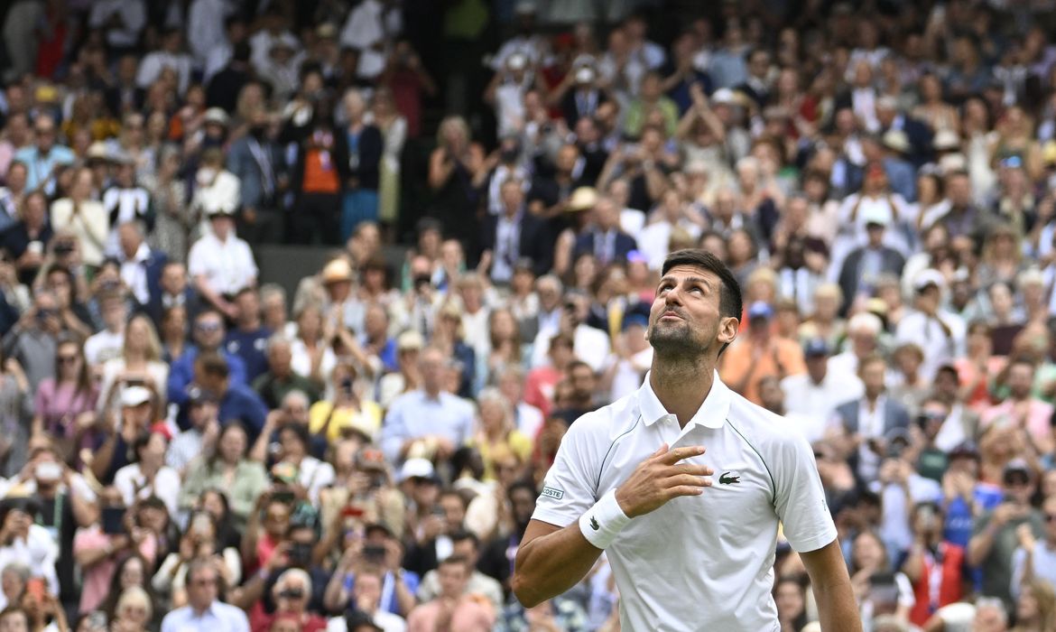Novak Djokovic durante partida em Wimbledon