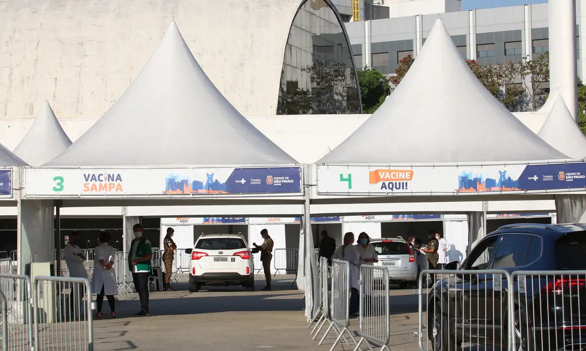 São Paulo - Posto drive-thru para vacinação contra a COVID-19 montado no Memorial da América Latina.