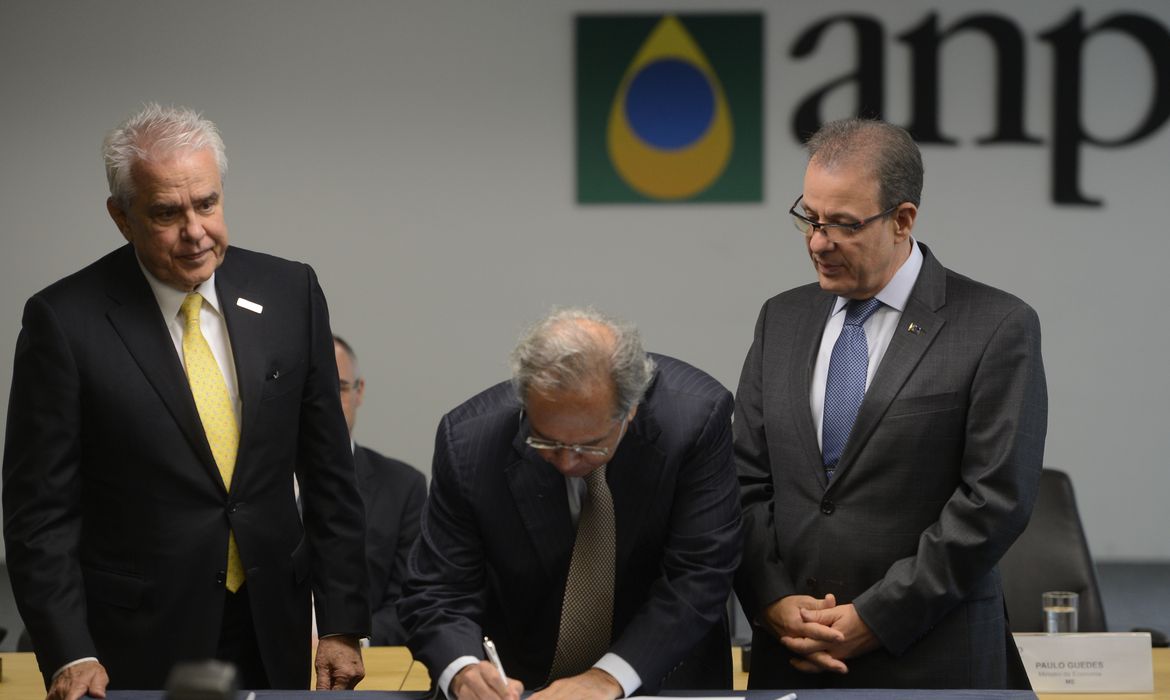  O ministro da Economia, Paulo Guedes assina do Termo Aditivo ao Contrato da cessão onerosa da ANP (Agência Nacional do Petróleo, Gás Natural e Biocombustíveis) com a Petrobras na ANP