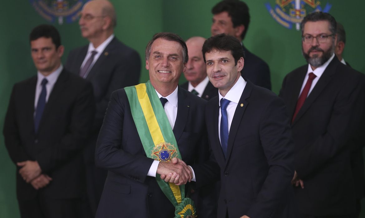 O presidente Jair Bolsonaro empossa o ministro do Turismo, Marcelo Álvaro Antônio, durante cerimônia de nomeação dos ministros de Estado, no Palácio do Planalto.
