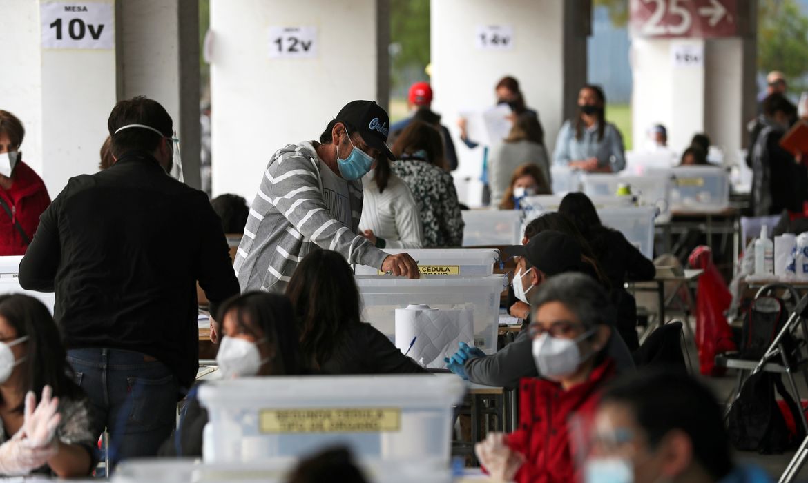 Homem vota durante plebiscito sobre nova Constituição em Santiago, no Chile