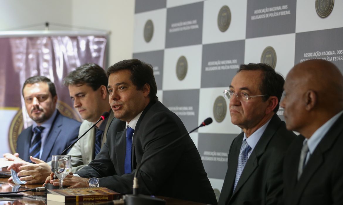 Brasília - A Associação Nacional dos Delegados de Polícia Federal divulga o resultado da votação para escolha de três nomes que serão indicados para diretor-geral da Polícia Federal  (Elza Fiuza/Agência Brasil)