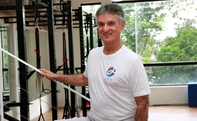 Zé Elias, preparador físico da seleção brasileira feminina de vôlei, desenvolveu um programa on-line com sugestões de exercícios físicos para serem feitos em casa.