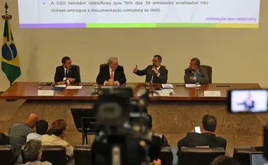 Brasília (DF), 23/04/2025 - O Diretor Geral da Polícia Federal, Andrei Rodrigues, o ministro da Justiça, Ricardo Lewandowski, o ministro da Controladoria-Geral da União, Vinicius Marques de Carvalho, e o ministro da Previdência Social, Carlos Lupi, durante entrevista coletiva a respeito da Operação Sem Desconto. Foto: Antonio Cruz/Agência Brasil