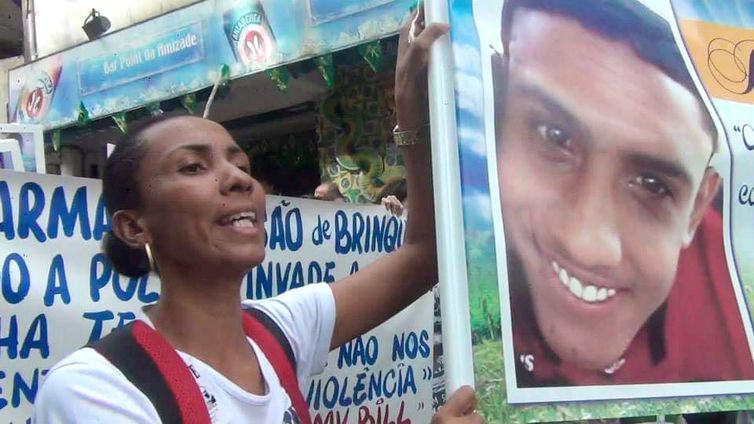Brasília (DF) - Mães que perderam seus filhos pra violência policial, Ana Paula Oliveira segura cartaz com a foto do seu filho Johnatha Oliveira.
Foto: Arquivo pessoal/Divulgaçāo