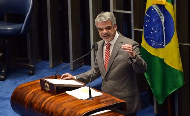 Brasília - Senador Humberto Costa, indicado líder do governo no Senado, em substituição a Delcídio do Amaral, fala na tribuna durante sessão plenária (Fabio Rodrigues Pozzebom/Agência Brasil)