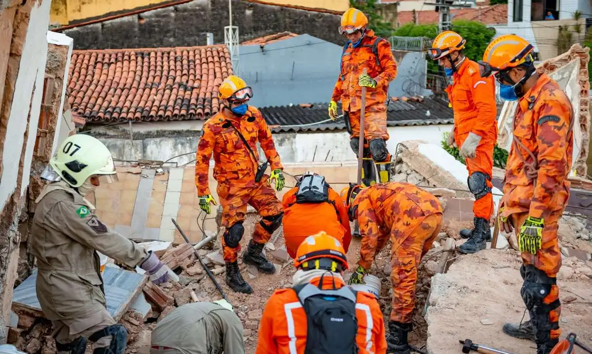 De acordo coma a Secretaria de Segurança, os trabalhos de busca das vítimas do desabamento do continuam ininterruptamente até que todas as vítimas sejam retiradas dos escombros.