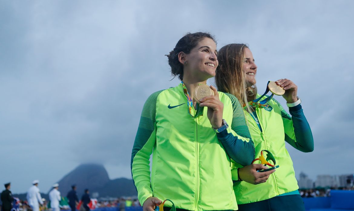 Rio de Janeiro - As brasileiras Martine Grael e Kahena Kunze conquistaram o ouro na classe 49er FX da vela dos Jogos Olímpicos Rio 2016, na regata final na Baía de Guanabara (Fernando Frazão/Agência Brasil)