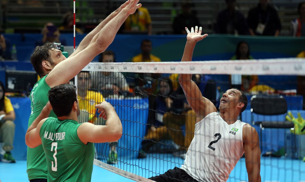 Seleção brasileira masculina de voleibol sentado perde para Irã e disputa bronze
