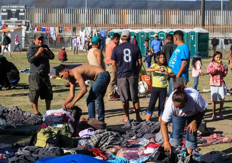 Membros da caravana de migrantes da América Central acampam em Tijuana, na fronteira do México com os Estados Unidos. 
