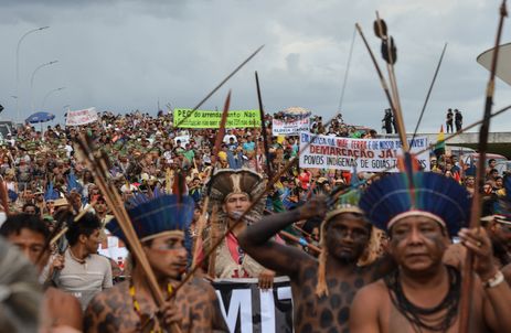 Índios que participam do Acampamento Terra Livre (ATL) fazem manifestação em frente ao STF. O ato tem como objetivo defender o efetivo respeito aos direitos indígenas (Valter Campanato/Agência Brasil)