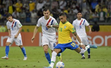 Raphinha em partida do Brasil contra o Paraguai pelas eliminatórias da Copa do Mundo