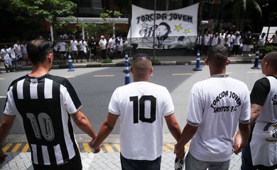 Torcida Jovem do Santos faz vigília em frente ao hospital em que Pelé está internado.