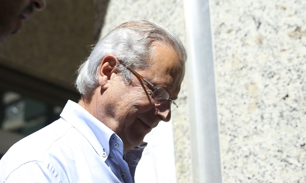 O ex-ministro José Dirceu deixa o Fórum Professor Júlio Fabbrini Mirabete, do Tribunal de Justiça do DF. 