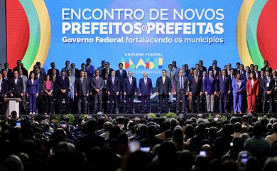 Brasília (DF), 11/02/2025 - Presidente da República Luiz Inácio Lula da Silva acompanhado do presidente do Senado Davi Alcolumbre e ministros de estado, participam da abertura do Encontro de Novos Prefeitos e Prefeitas, reunindo prefeitos, prefeitas, gestores e gestoras municipais de todo o País com o objetivo de aproximar as prefeituras dos programas do Governo Federal e fortalecer o pacto federativo. Foto: Fabio Rodrigues-Pozzebom/ Agência Brasil