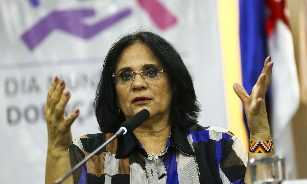 A ministra Damares Alves durante o lançamento da campanha 