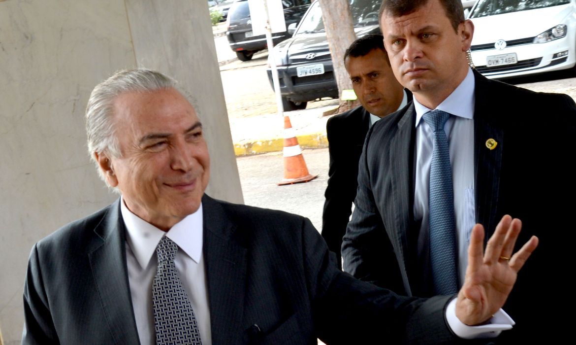 Brasília - Michel Temer chega a Vice-Presidência onde recebe parlamentares e empresários na manhã de hoje (Antonio Cruz/Agência Brasil)