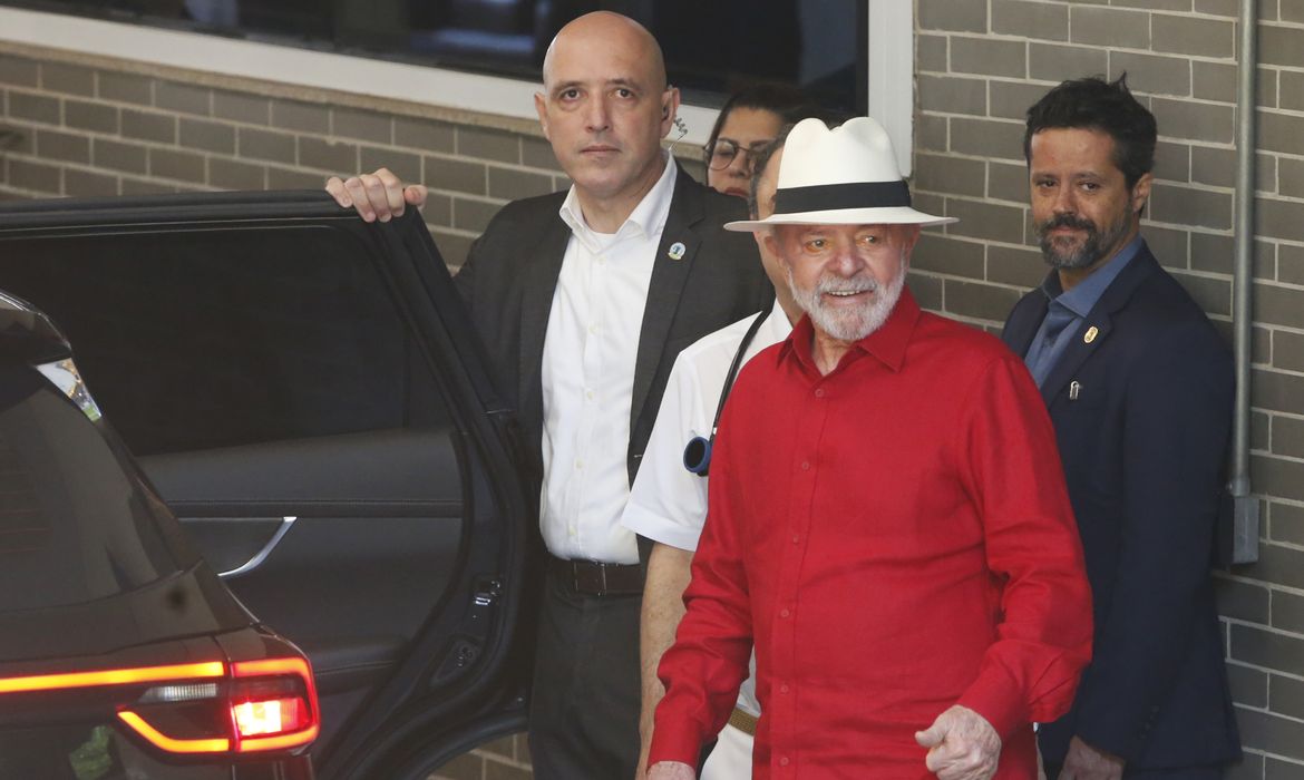 Paulo Pinto/Agência Brasil São Paulo (SP), 19/12/2024 - Presidente Luiz Inácio Lula da Silva durante saída do hospital Sírio Libanes acompanhado do Dr. Roberto Kalil, após exames. Foto: Paulo Pinto/Agência Brasil