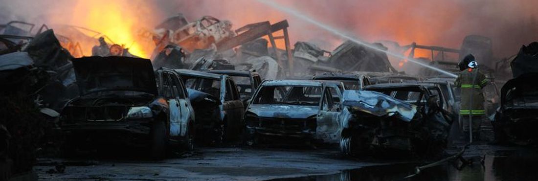 Incêndio em depósito de carros no Rio é controlado pelos bombeiros