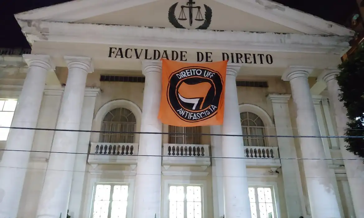 Bandeira antifascismo é colocada na UFF