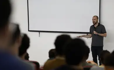 Rio de Janeiro (RJ) 19/08/2024 – O matemático Artur Avila, que há 10 anos recebeu a Medalha Fields, dá palestra aos alunos do IMPA Tech, o primeiro curso de graduação do Instituto de Matemática Pura e Aplicada. Foto: Fernando Frazão/Agência Brasil