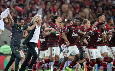 Soccer Football - Copa Libertadores - Semi Final - Second Leg - Flamengo v Gremio - Maracana Stadium, Rio de Janeiro, Brazil - October 23, 2019   Flamengo coach Jorge Jesus and players celebrate after the match   REUTERS/Sergio Moraes