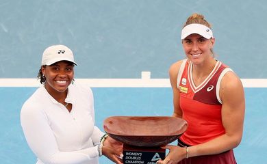 Bia Haddad conquista primeiro título da temporada, o WTA 500 de Adelaide, ao lado de Taylor Townsend, em 12/01/2024
