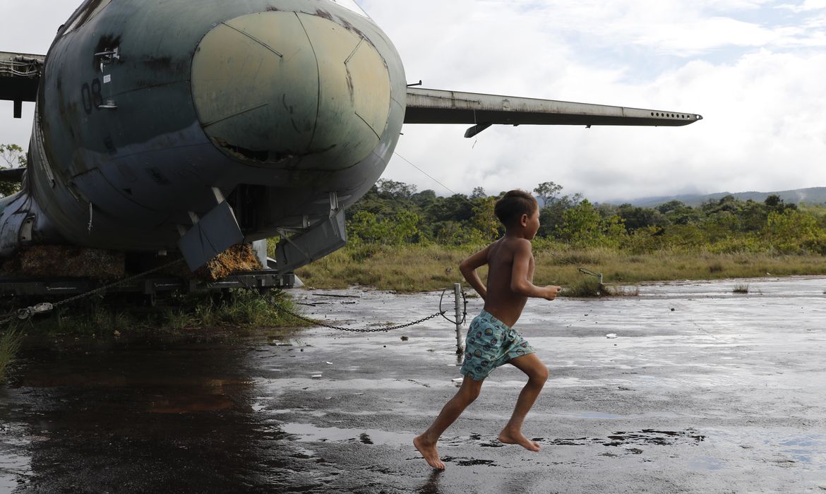 Surucucu (RR), 09/02/2023 - Crianças indígenas yanomami brincam em sucata de aeronave da Força Aérea Brasileira no aeroporto de Surucucu. Foto: Fernando Frazão/Agência Brasil