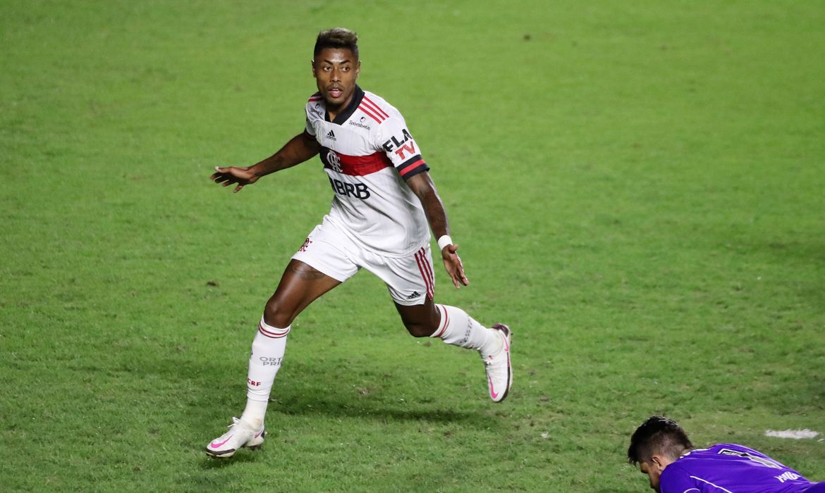 Bruno Henrique marca para o Flamengo, em partida contra o Vasco da Gama pelo Campeonato Brasileiro.