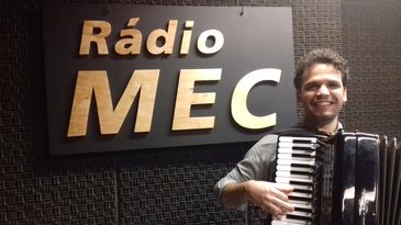 Marcelo Caldi no estúdio da rádio MEC 