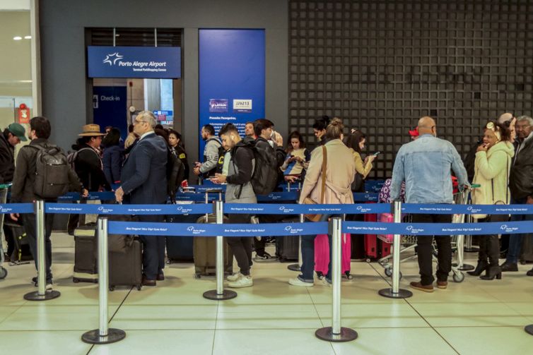 Passageiros começam a pousar e decolar da Base Aérea de Canoas